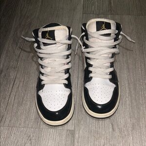 Nike Black and White Athletic Shoes used needs to be cleaned but still good